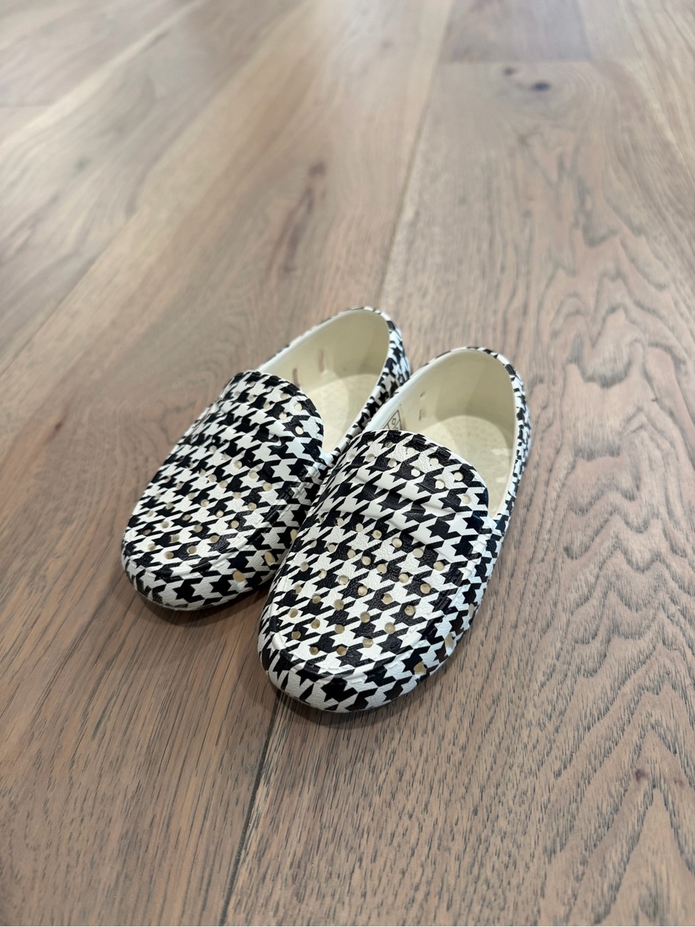 Girls Houndstooth Slip-On Dress Shoes in Black & White